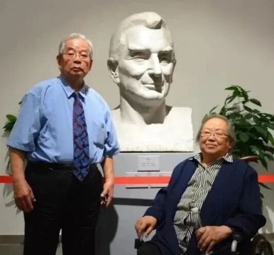 邓邦镇、卢波夫妇。
